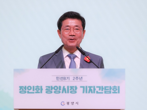 정인화 광양시장이 민선8기 2주년 기자간담회에서 인사말을 하고있다.