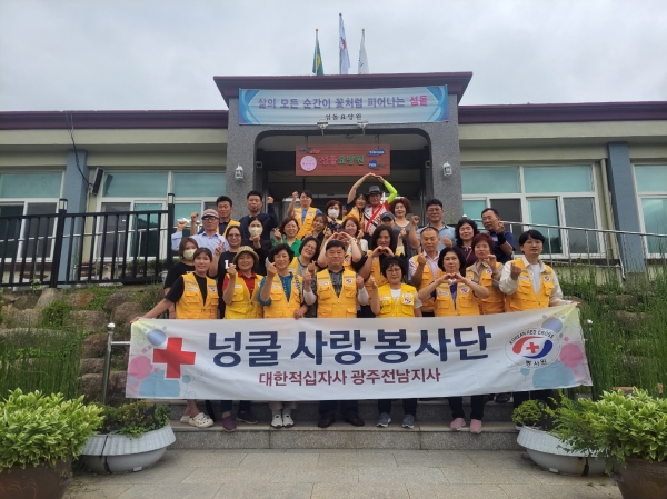 순천 넝쿨사랑봉사 회원 및 대학생 30여 명이 지난 6일 순천섬돌요양원을 방문한 자리에서 입소 노인들에게 마사지 봉사 등 몸가 마음을 치유하는 시간을 가졌다.