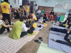 입소노인들에게 마사지봉사를 실천하는 넝쿨사랑회