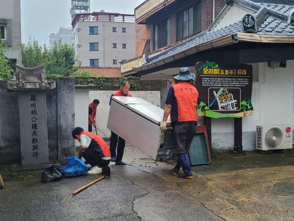 삼산동과 순사랑봉사단 회원들이 폐가전을 옮기고 있다.