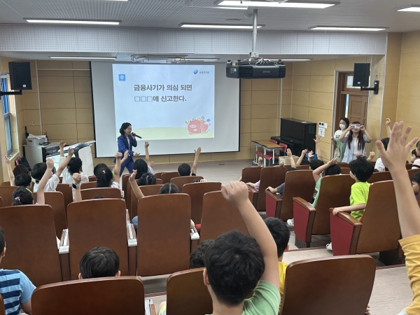 금융감독원 인증 금융교육 전문강사인 순천농협 파머스지점 박미경 차장이 금융교육을 진행하고 있다.