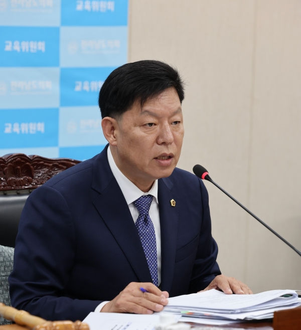 전남도의회 교육위원장 김정희 의원이 전라남도의회 제383회 임시회 제1차 교육위원회 전라남도교육청 업무보고에서 발언을 하고 있다.