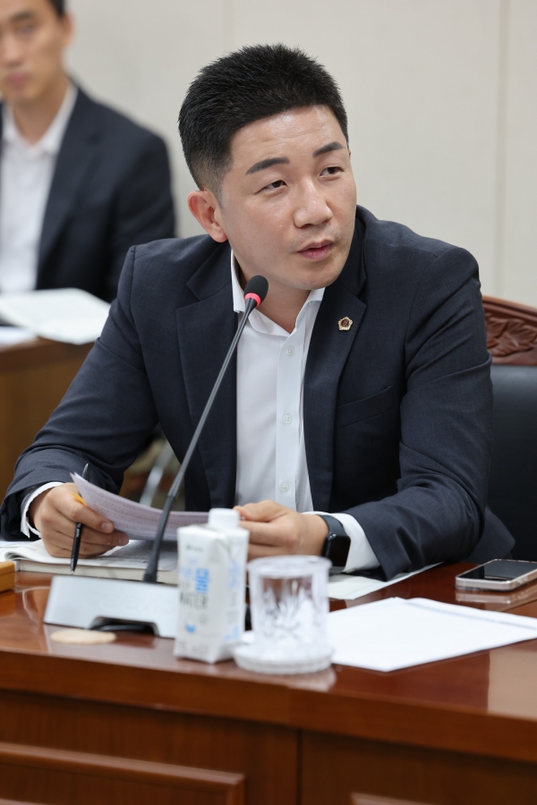 전남도의회 제383회 임시회 전라남도교육청 업무보고에서 발언을 하고 있는 김진남 도의원