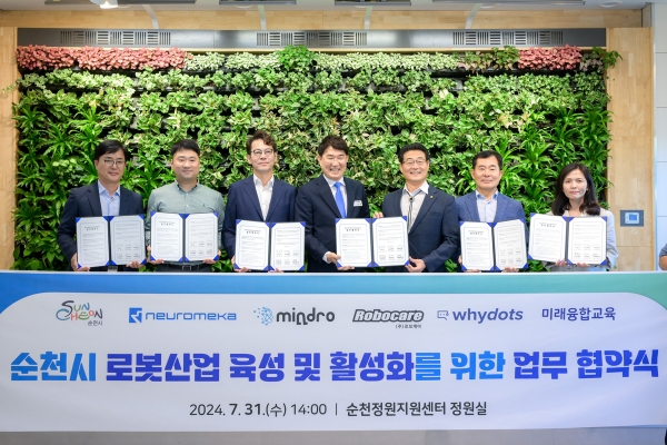 좌측부터, 미래융합교육 오춘택 대표, 와이닷츠 윤영섭 대표, 뉴로메카 박종훈 대표, 노관규 순천시장, 한국로봇산업진흥원 손웅희 원장, 로보케어 문전일 대표, 마인드로 신현미 대표순이다.