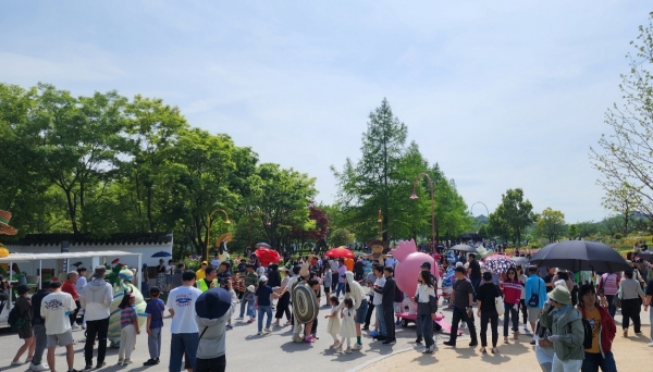 순천만국가정원을 방문한 관람객들 사진