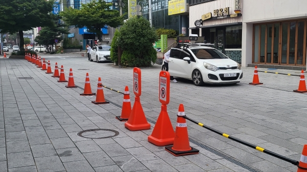 순천시가 시민로를 이용하는 보행자들의 안전을 보장하기 위해 불법 주정차 단속을 강화하고 집중 교통 지도를 진행하고 있다.