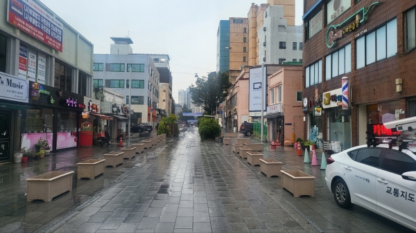 순천 시민로가 화분들로 채워지고 있는 모습