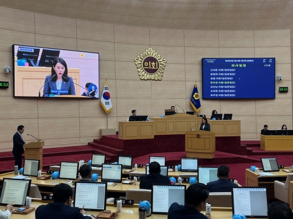 지난 5일 한숙경 도의원이 전남도의회 제384회 임시회에서 김대중 교육감을 상대로 도정질문을 하고 있는 모습