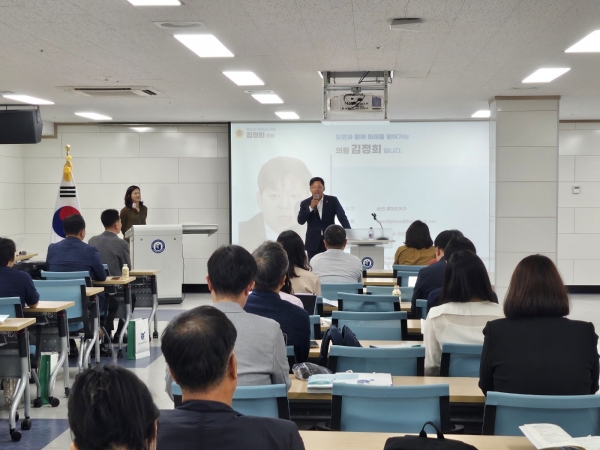 전남도의회 김정희 교육위원장이 지난 27일 전남교육종단연구 학술대회에서 축사를 진행하고 있다.