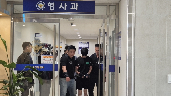 광주지검 순천지청으로 송치되기 위해 순천경찰 형사과를 나서고 있는 박대성 사진