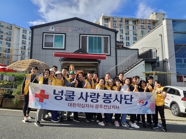 넝쿨봉사단은 지난 5일 순천시 가곡동에 위치한 참소망 노인 주야간보호센터 입소 어르신들의 마사지 봉사와 말벗 봉사를 실천했다.