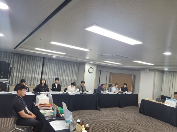 이반촌 농원은 전국에서 출품된 제조품목 중 엄격한 심사 끝에 최종 5개 기업에 선정되는 쾌거를 달성했다. 사진은 심사위원들이 심사를 하고 있는 장면