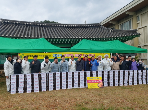 전남사회적경제유통지원센터가 여수광양항만공사, 돌산연합청년회와 함께 여수 돌산읍사무소 구 동헌 뜰에서 취약계층을 위한 사랑의 김장 나눔 행사를 가졌다.