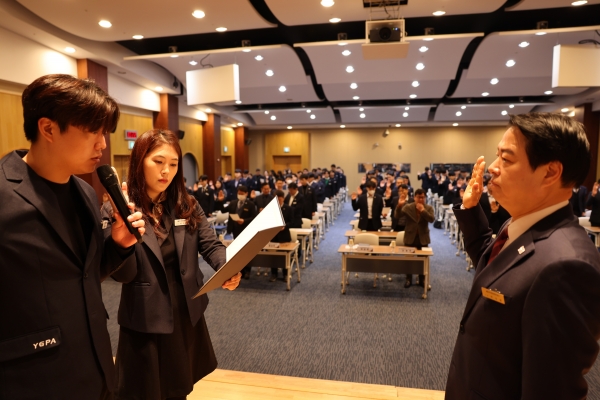 여수광양항만공사 박성현 사장이 직원들과 2025 시무식에서 청렴과 반부패 서약으로 각오를 다졌다.