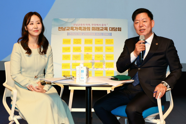 전라남도의회 김정희 교육위원장이 지난 21일 순천지역 학부모 등 교육가족들을 만나 자녀들의 미래교육을 위한 대담회를 진행하고 있다.