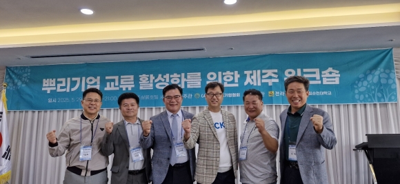 왼쪽부터 기순도 뿌리협회 부회장, 이호재 회장, 문승태 순천대 부총장, 양정열 뿌리협회 부회장, 이석헌 맥스코리아 대표, 우제 ㈜일진공조 대표의 사진이다.