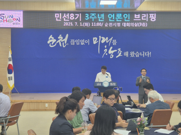 노관규 순천시장이 언론인 브리핑에서 기자들 질문에 답변하고 있다.