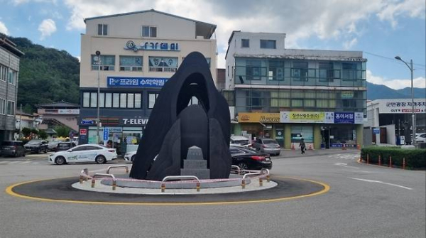 주민들의 왕래가 가장 많은 구례경찰서 앞 광장에는 지난 1월 LED 조명시설을 갖춘 커다란 돌덩이 작품이 설치됐다.