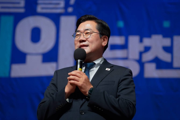 지난 6일 여수시민회관에서 진행된 토크 콘서트에서 인사말을 하고 있는 받찬대 의원(사진//박찬대SNS)