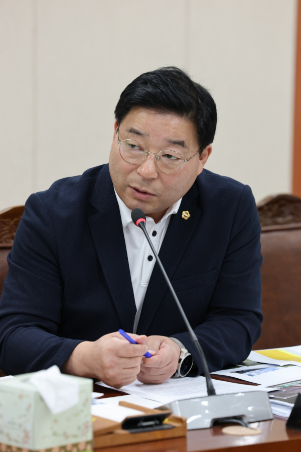 신민호 의원이 지난 15일 문화융성국 업무보고에서 질의를 하고 있다.