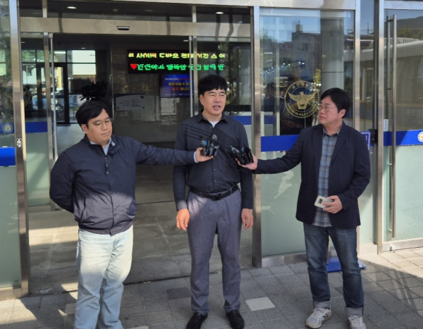 지난해 10월 순천 도심에서 길을 가던 10대 여성을 흉기로 찔러 숨지게 한 박대성을 구속 송치한 후 언론 인터뷰를 하고 있는 송창원 순천경찰서 형사과장(가운데)