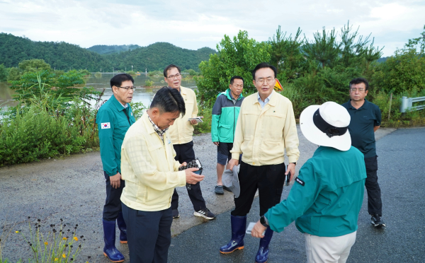 전남 지역에서는 지난 17일 부터 나주시 누적강수량이 457mm로 가장 높은 가운데 윤병태 나주시장이 공직자들과 함께 위험지구 현장 점검을 하고 있는 모습.