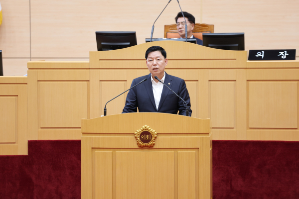 전남도의회 김정희 교육위원장이 지난 18일 제392회 임시회 제2차 본회의에서 “K-AI 시대를 선도할 전라남도, 미래에 대한 준비 정도와 향후 방향성은?”이라는 주제로 도정질문을 실시하고 있다.